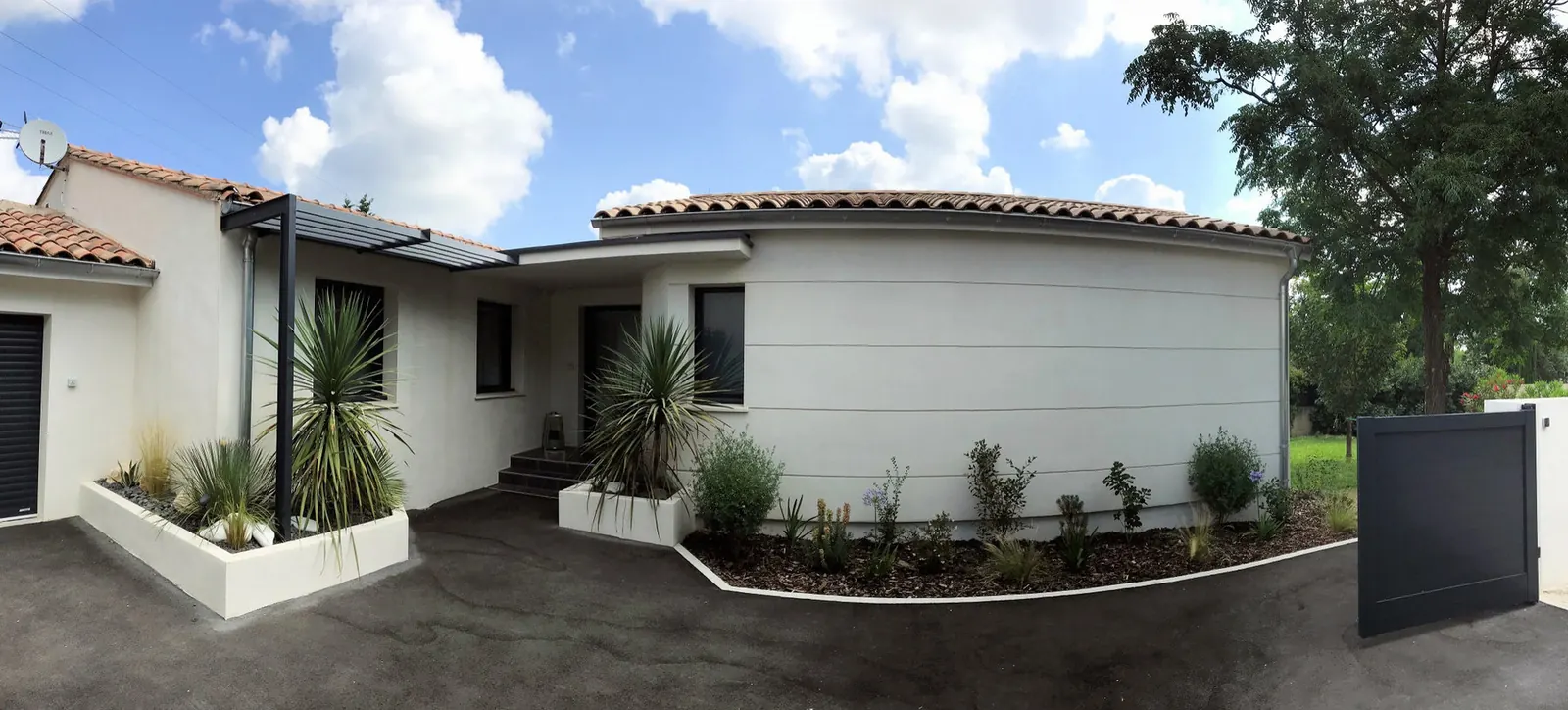 Extension B — Agrandir une maison existante sans en trahir l'esprit : extension courbe et toiture repensée.