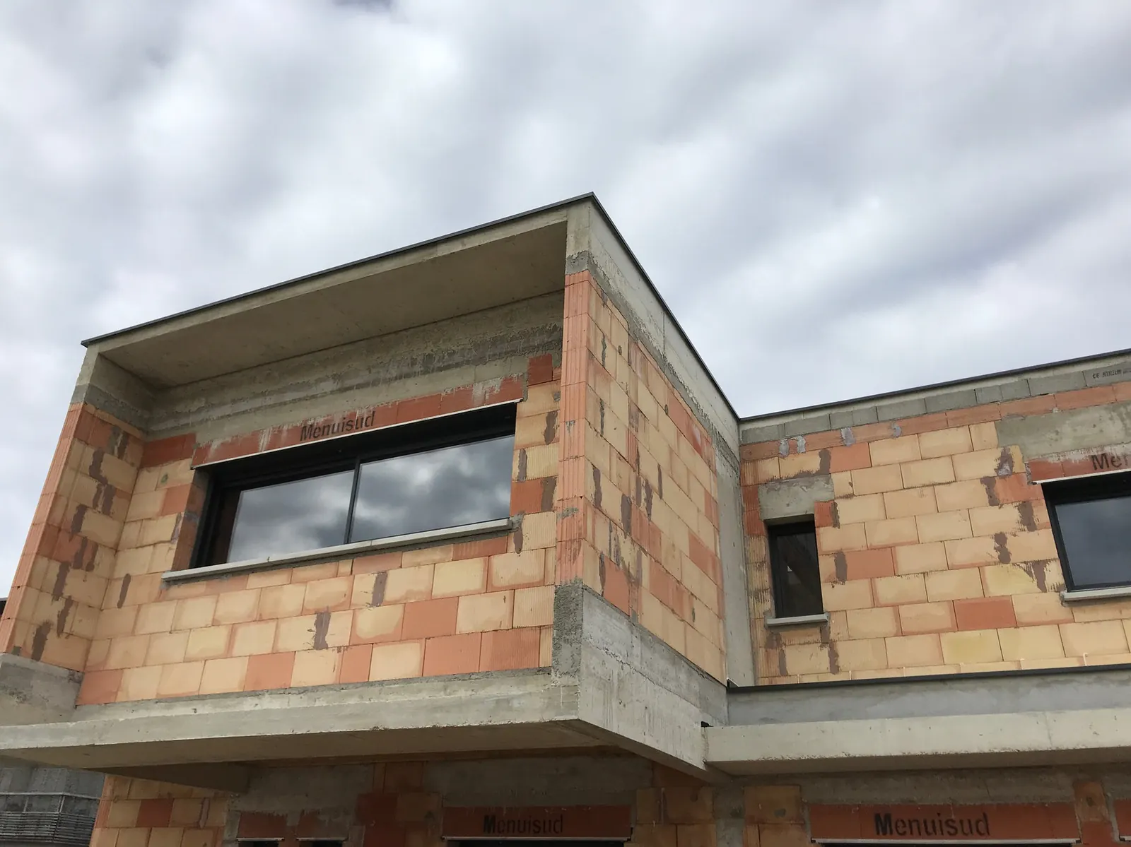 Office notarial B — Un office notarial contemporain, entre parement de pierre et toitures-terrasses.