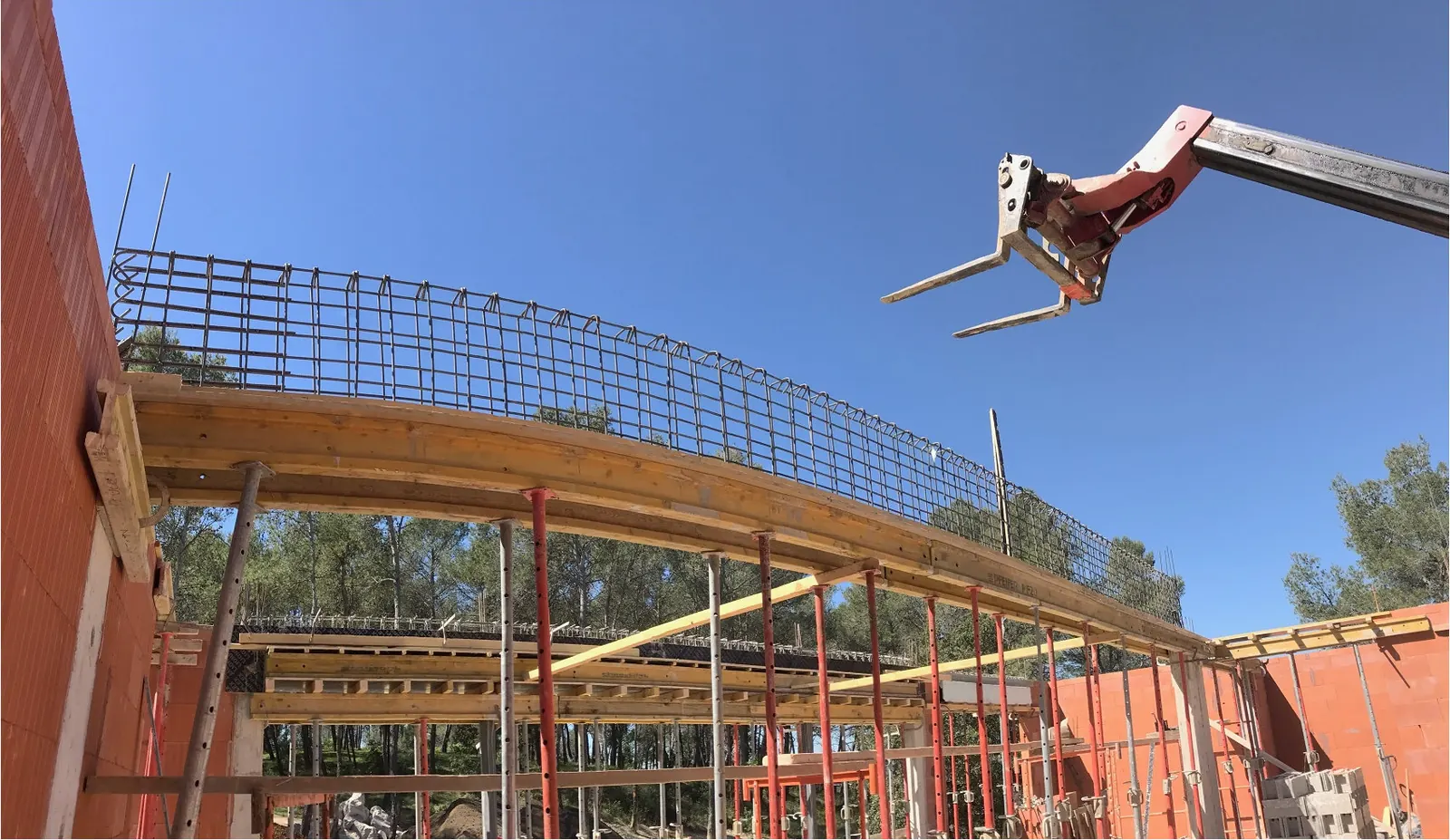 Chantier de la villa L : pose de la charpente