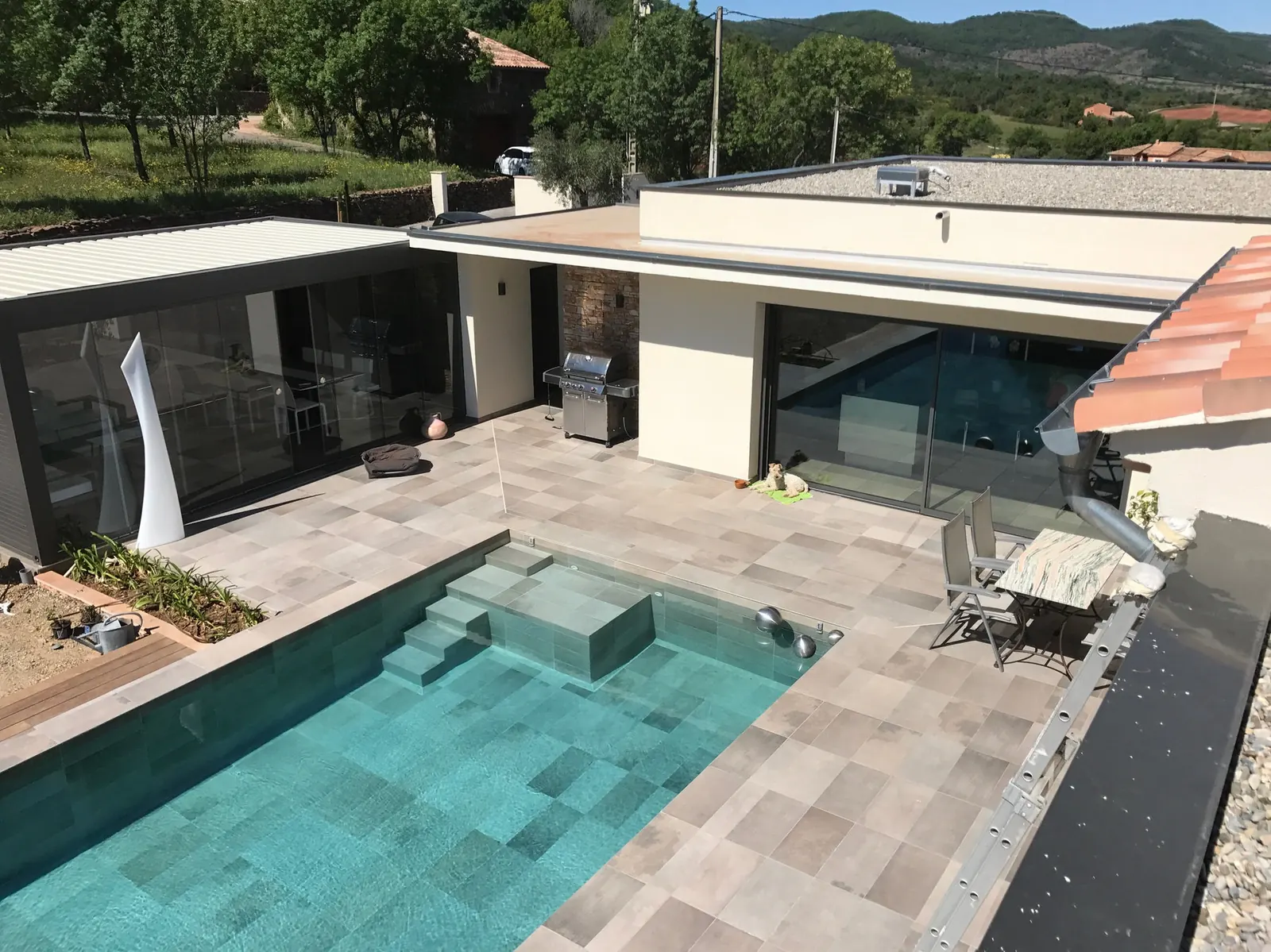 Villa VC — Un plain-pied contemporain ancré dans la garrigue, autour d'une piscine minérale.